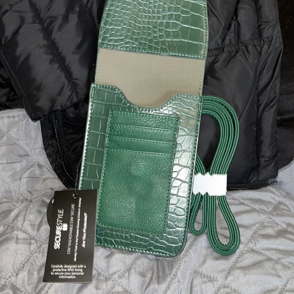 ๐ NWT K Carroll Harper emerald green croc crossbody. RFID PROTECTED CARD SLOTS - Picture 6 of 10